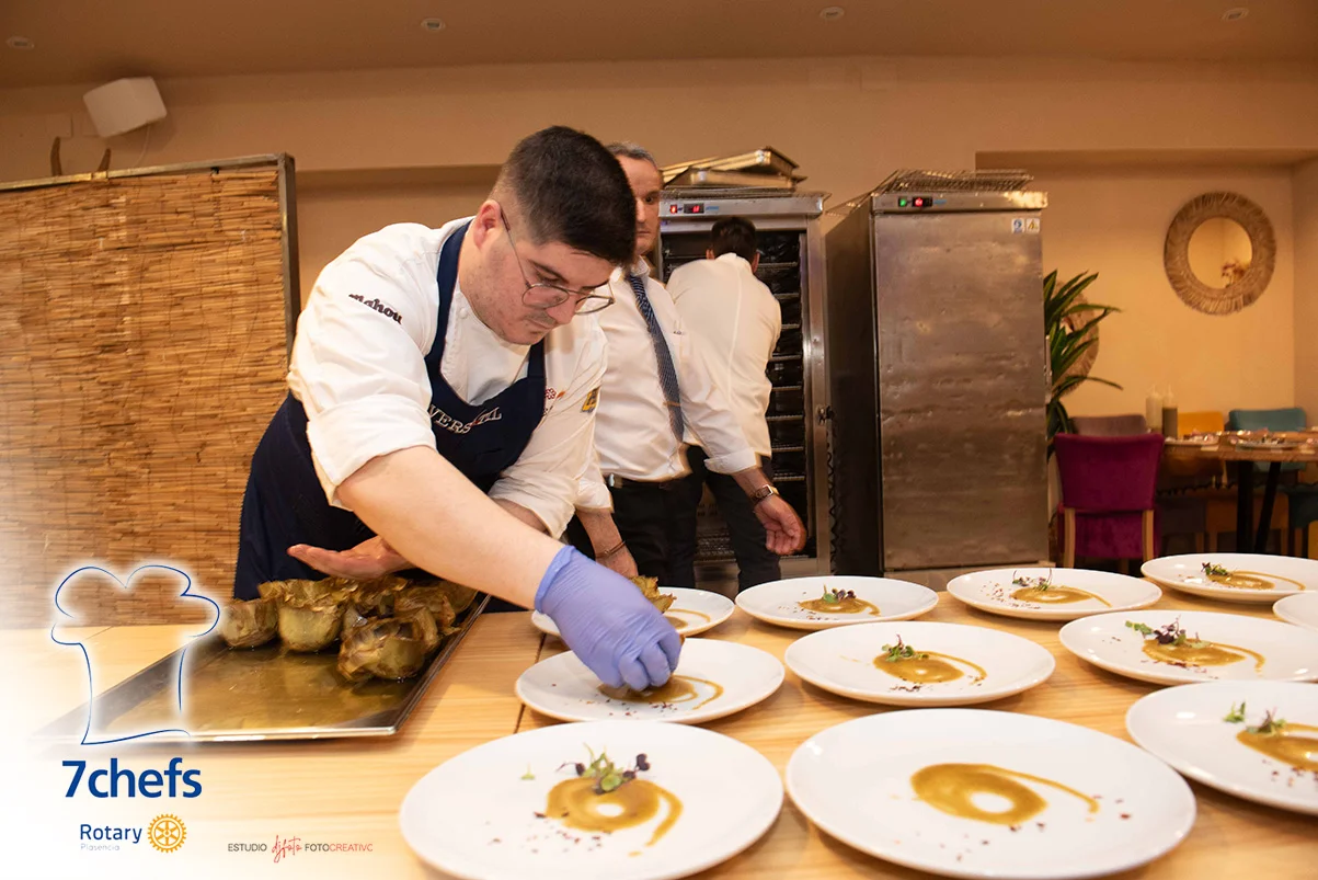 Un chef emplata una elaboración de la cena.
