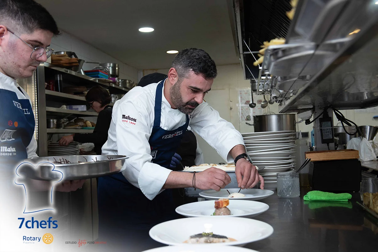 Un chef ultima con precisión el emplatado en la cocina de 7 Chefs.
