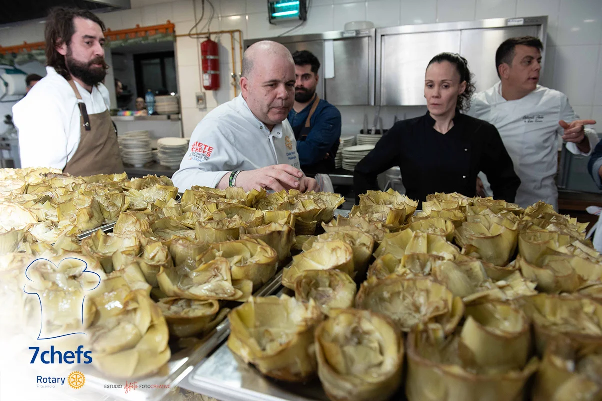 Preparación de la cena benéfica junto al equipo de cocina.