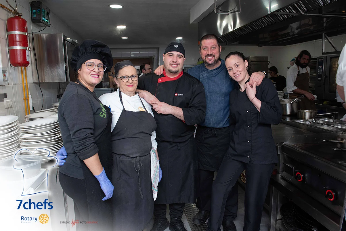Parte del equipo de cocina posa durante la jornada.