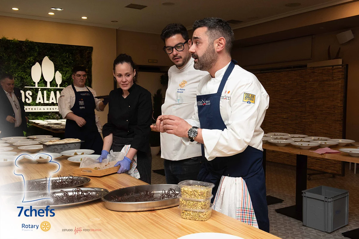 Profesionales de cocina durante la cena benéfica.