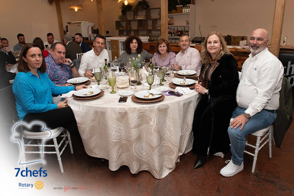Una mesa de asistentes a la cena solidaria.