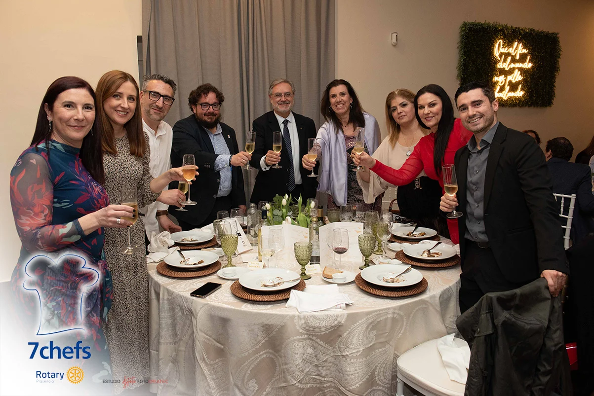 Asistentes reunidos en una de las mesas del evento.