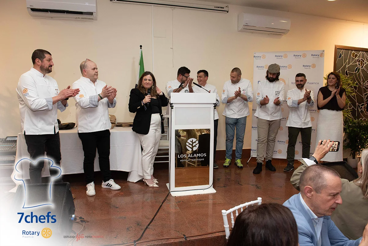 Entrega de reconocimientos durante la velada.