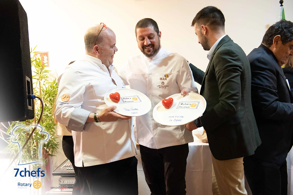 Los chefs reciben un detalle de agradecimiento.