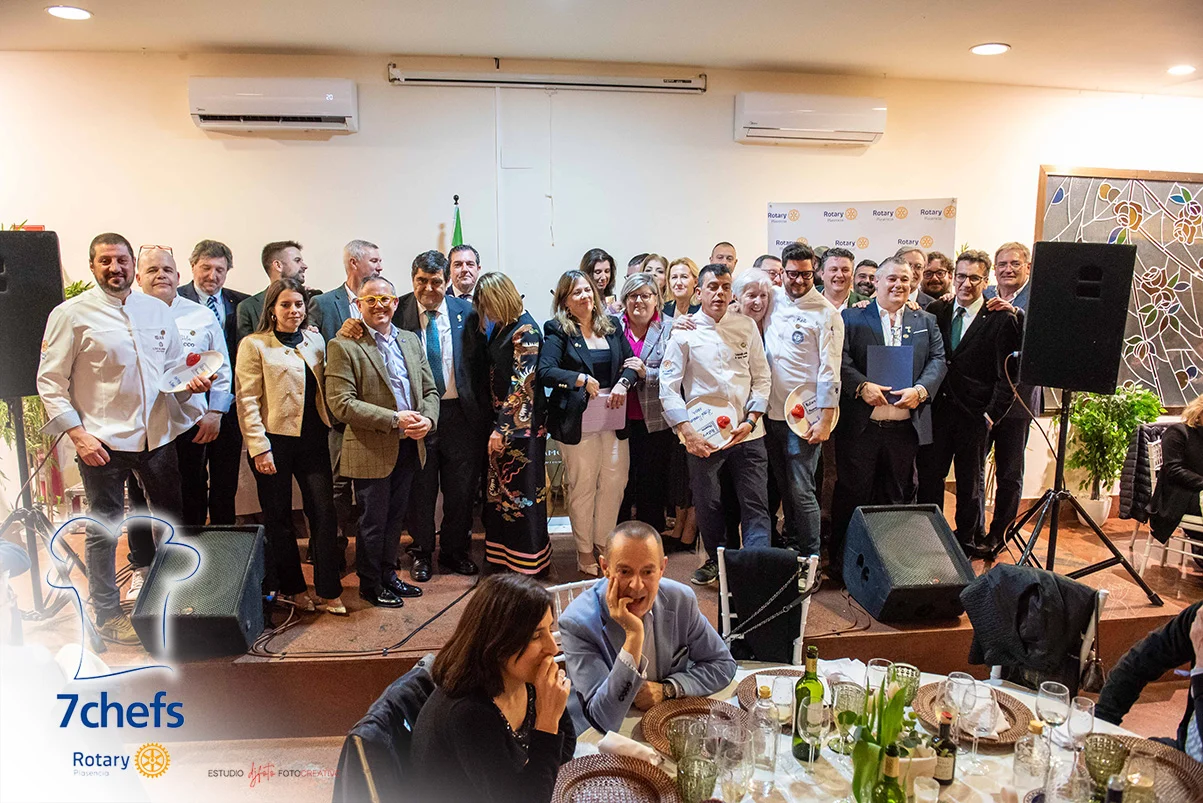 Fotografía de grupo de la cena solidaria de 2025.
