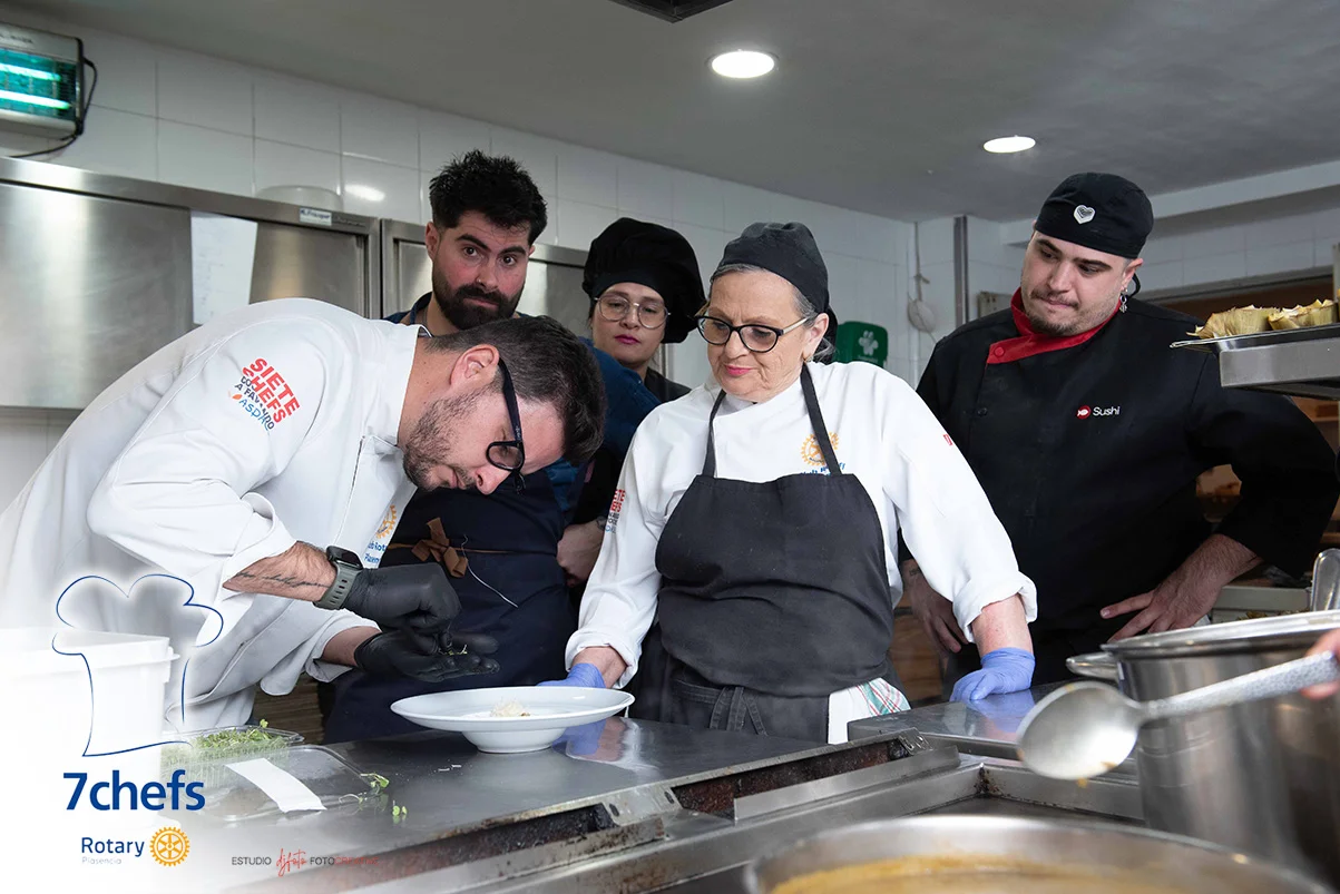 El equipo de cocina trabaja de forma coordinada antes del servicio.