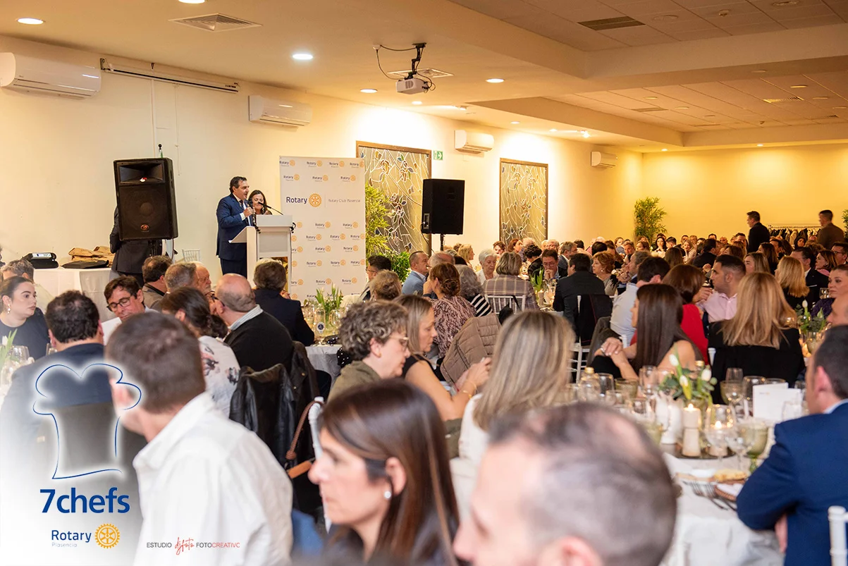 Vista del salón con los asistentes a la cena.