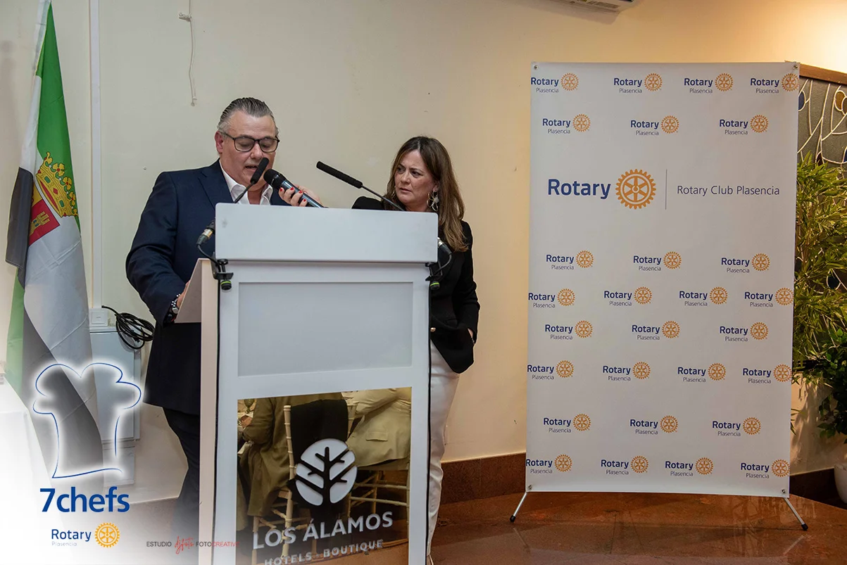 Representantes de la organización intervienen ante el fondo del Rotary Club durante 7 Chefs 2025.